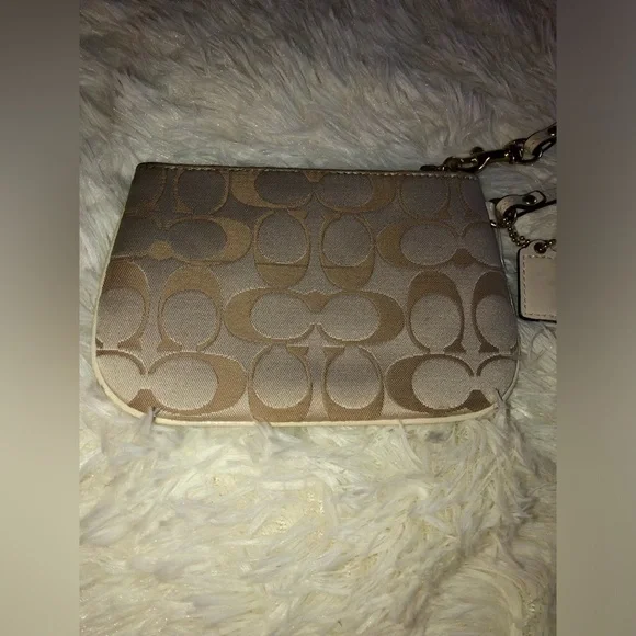 Coach Poppy Wristlet - Picture 8 of 14